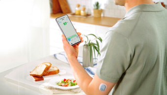 스마트 폰 앱으로 혈당 그래프를 확인하는 사용자